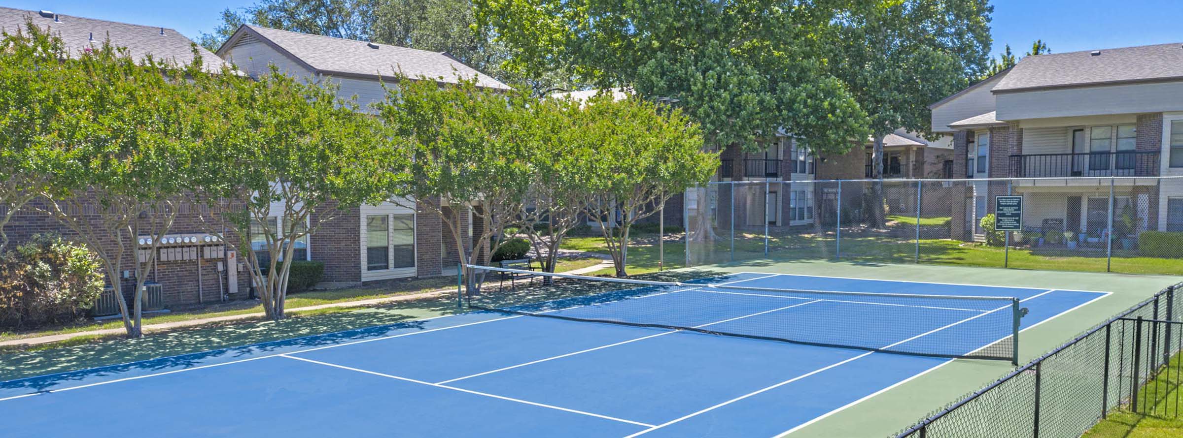 Apartments with tennis courts